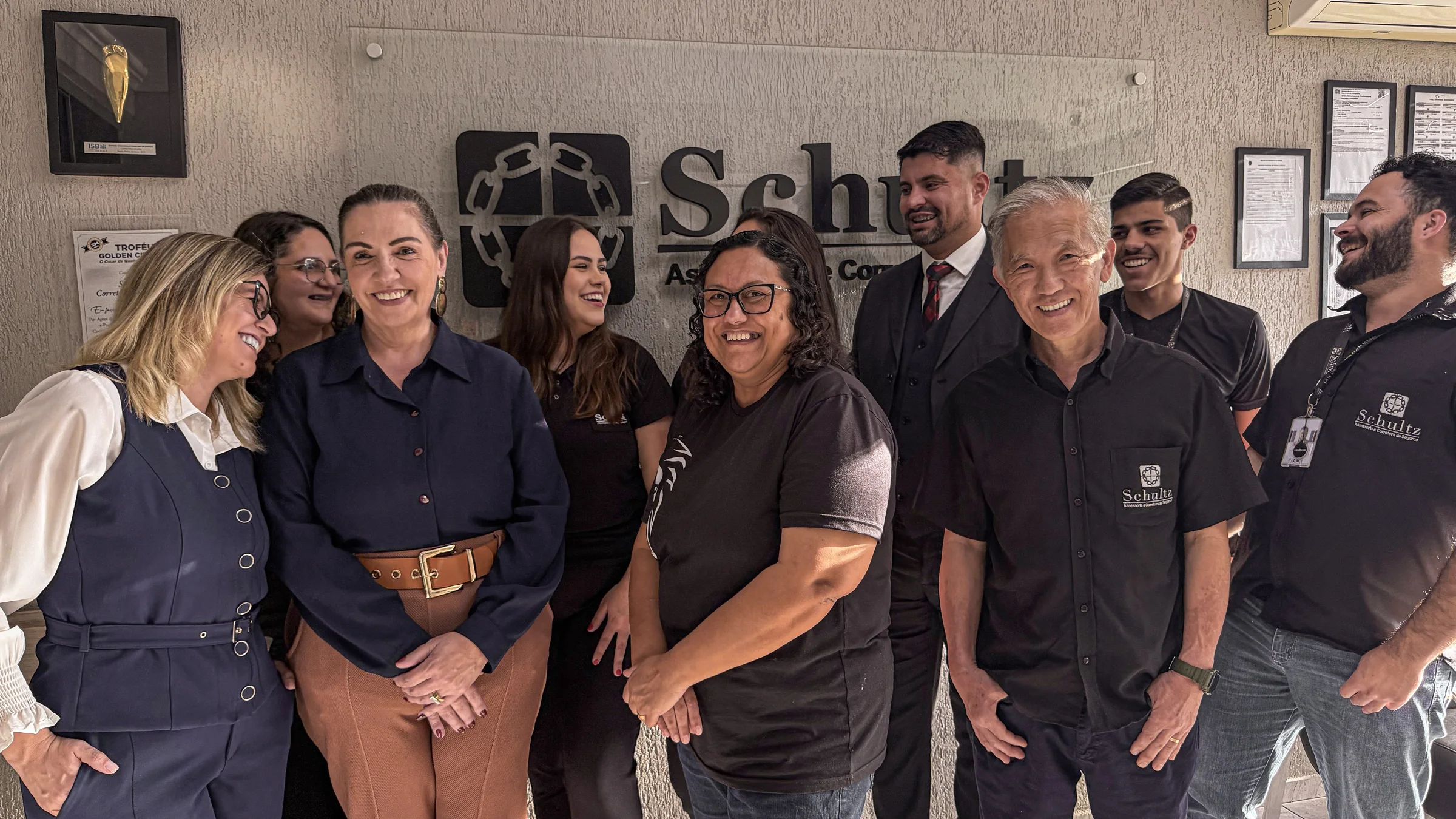 Equipe completa da Schultz reunida na sede da corretora