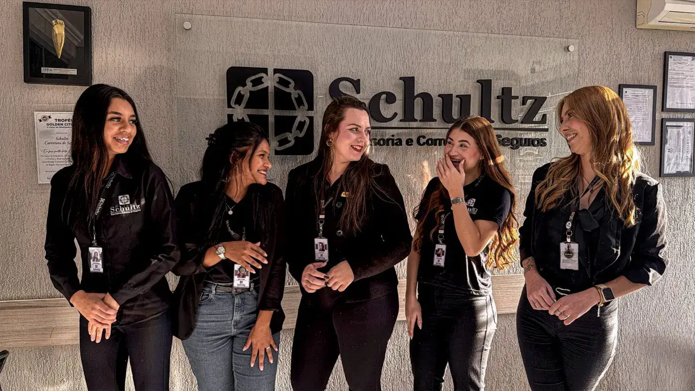 Integrantes da equipe Schultz conversando na sede
