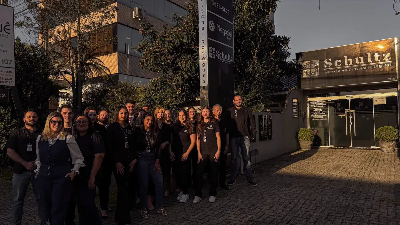 Equipe Schultz reunida em frente à sede em São José dos Pinhais